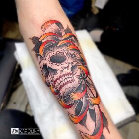 Tatuaż Czaszeczka zamknięta w płatkach Peoni na ręce motyw: kwiaty styl: dotwork