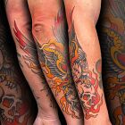 Tatuaż ognista czacha na nadgarstku, motyw: natura, styl: neotradycyjne