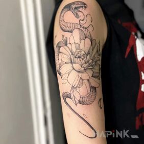 Tattoo Favorite on the upper arm motif: animals style: graphic / illustrative