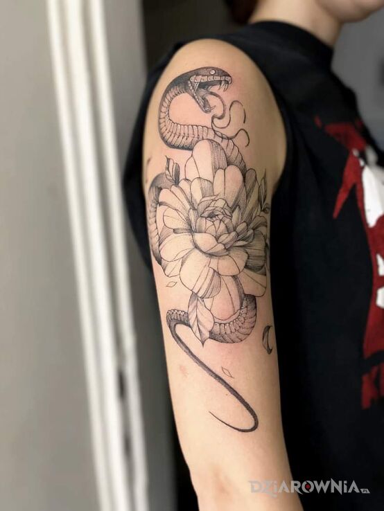 Tatuaż ulubieniec w motywie florystyczne na ramieniu