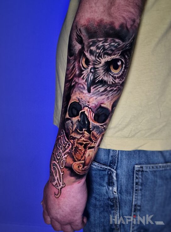 Tattoo Sowa i czaszka na przedramieniu in dark motif and realistic style On the arm