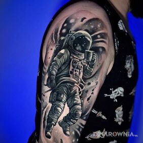 Tatuaż Kosmonauta z kubkiem kawy:) na ręce motyw: postacie styl: realistyczne
