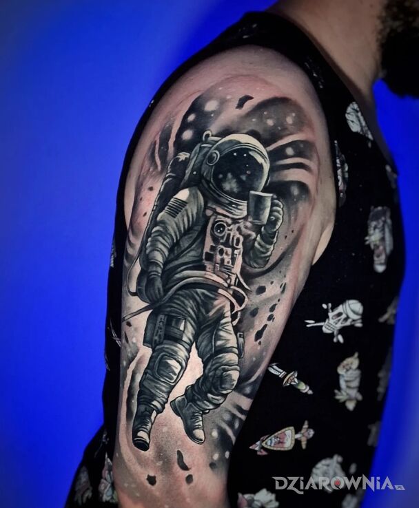Tatuaż kosmonauta z kubkiem kawy w motywie 3D i stylu biały tusz na ramieniu