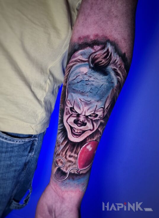 Tattoo Klaun z balonikiem na przedramieniu in faces motif and realistic style On the arm