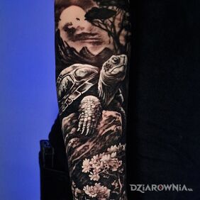 Tatuaż Żółw i kwiaty na ręce motyw: czarno-szare styl: realistyczne