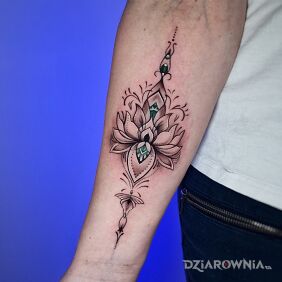 Tatuaż Kwiat mandala na przedramieniu na ręce motyw: ornamenty styl: graficzne / ilustracyjne
