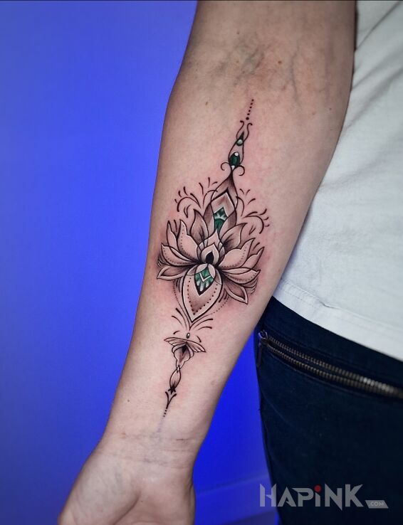 Tattoo Kwiat mandala na przedramieniu in black and gray motif and graphic / illustrative style On the arm