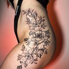Tatuaż kwiaty na biodrze na biodrze, motyw: florystyczne, styl: minimalistyczne