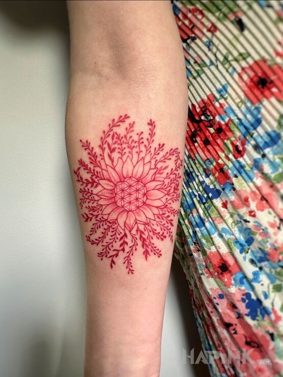 Tattoo Czerwony kwiat in colorful motif and graphic / illustrative style On the arm