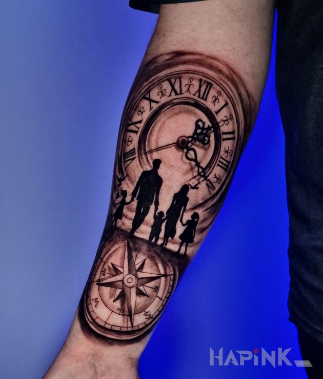 Tattoo Kompas zegar rodzina in black and gray motif and realistic style On the arm