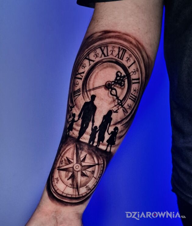 Tatuaż kompas zegar rodzina w motywie czarno-szare i stylu kreskówkowe / komiksowe na nadgarstku