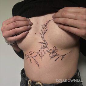 Tatuaż Kwiaty między piersiami pod piersiami (underboob) motyw: czarno-szare styl: graficzne / ilustracyjne