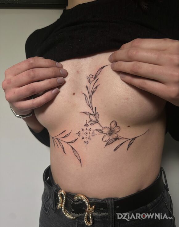 Tatuaż kwiaty między piersiami w motywie pozostałe i stylu kontury / linework pod piersiami (underboob)