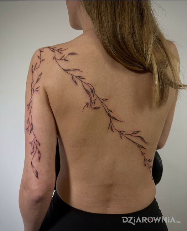 Tatuaż kwiaty i galązki na plecach w motywie natura i stylu geometryczne na ręce