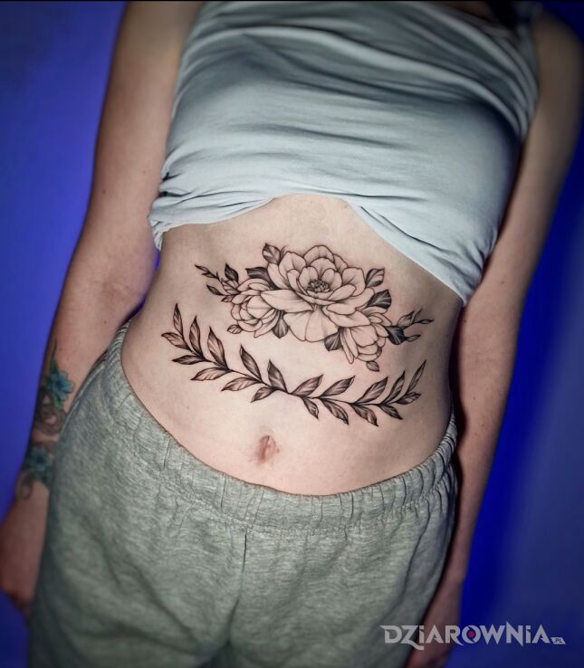 Tatuaż kwiaty i galązki na brzuchu w motywie mandale i stylu kreskówkowe / komiksowe na brzuchu