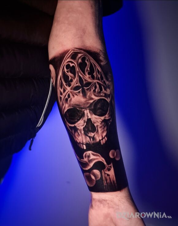Tatuaż czaszka na przedramieniu w motywie sport i stylu iluzja optyczna na ręce
