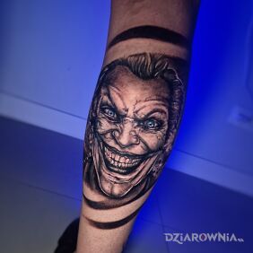 Tatuaż Joker na nodze na łydce motyw: czarno-szare styl: realistyczne