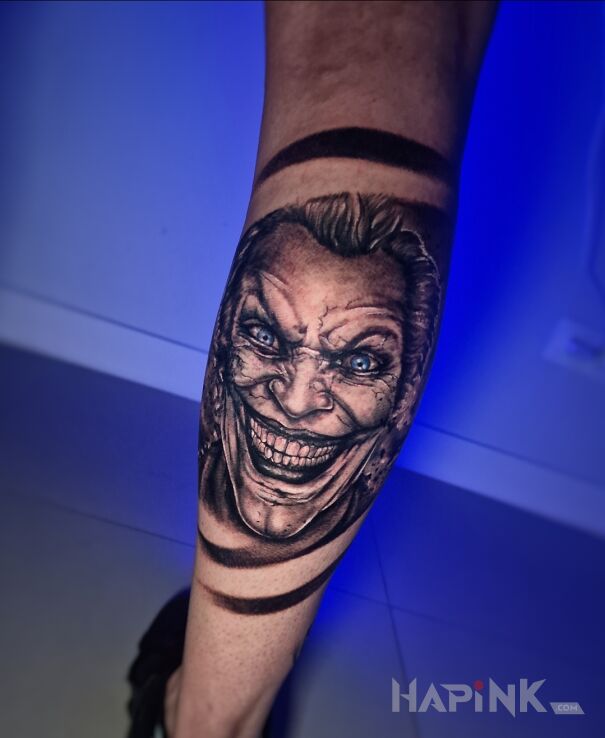 Tattoo Joker na nodze in characters motif and realistic style on the leg
