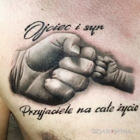 Tatuaż Ojciec i syn na piersiach motyw: miłosne styl: realistyczne