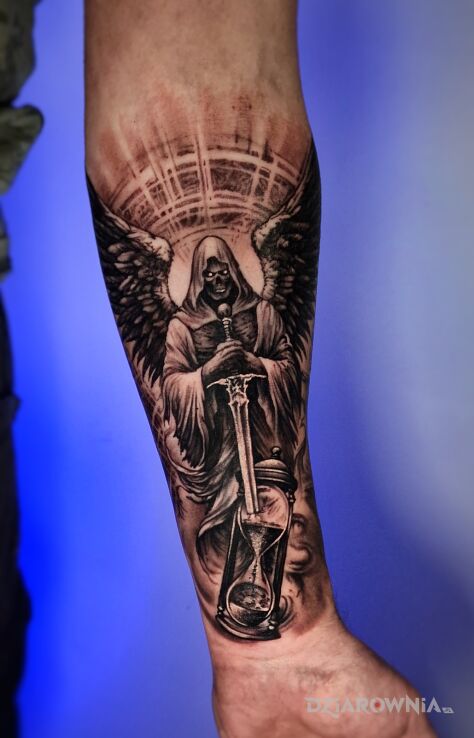 Tatuaż aniol śmierci z mieczem na przedramieniu w motywie rękawy i stylu realistyczne na ramieniu