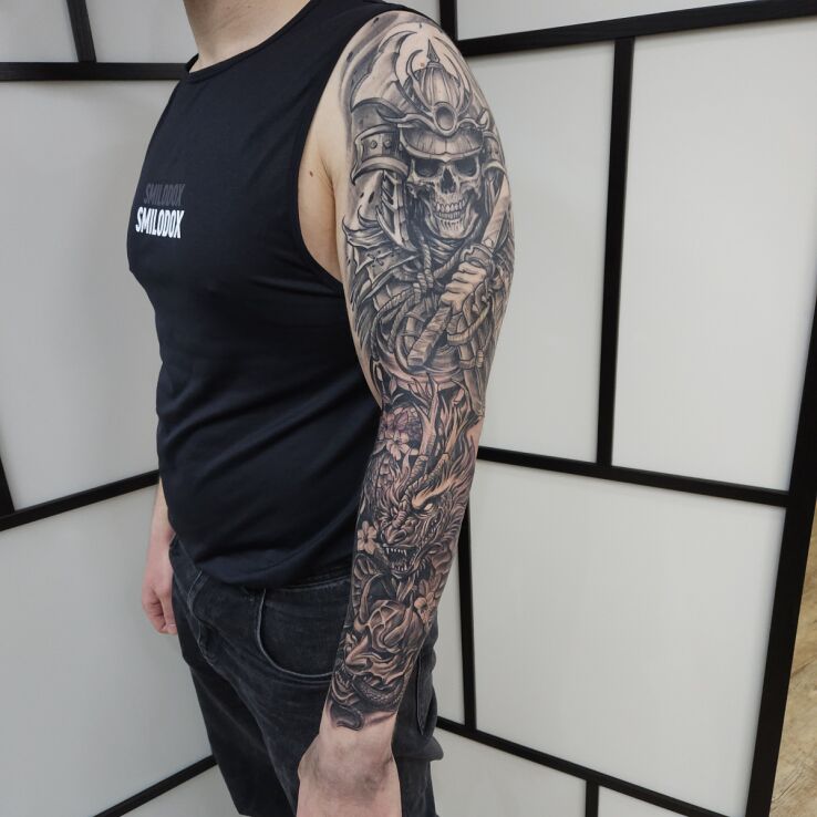 Tatuaż rękaw czarnobiały w stylu japońskim w motywie rękawy i stylu japońskie / irezumi na bicepsie