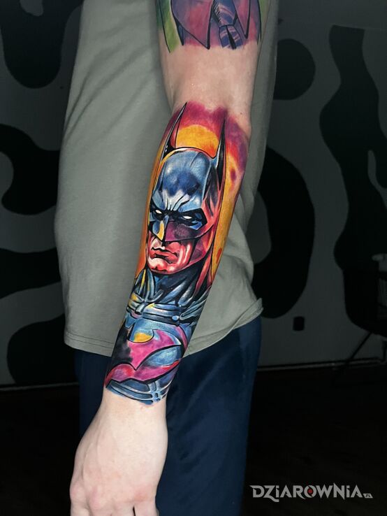 Tatuaż batman w kolorze w motywie postacie i stylu realistyczne na przedramieniu