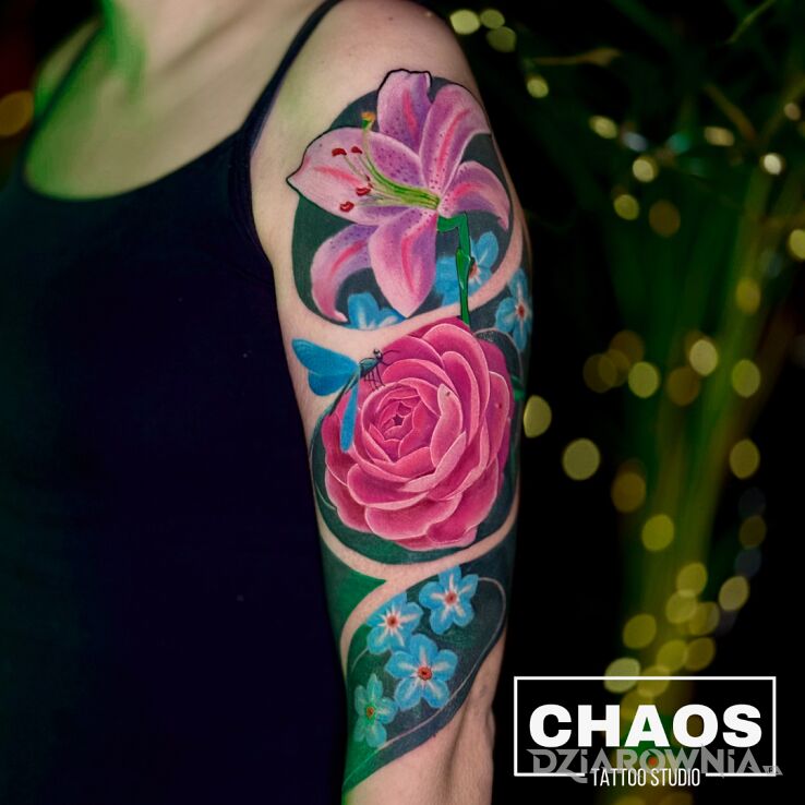 Tatuaż kolorowe kwiaty chaos poznań w motywie natura i stylu graficzne / ilustracyjne na ramieniu