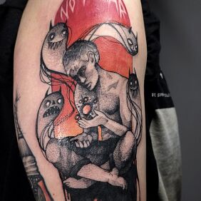 Tatuaż No fear na ramieniu motyw: czarno-szare styl: dotwork
