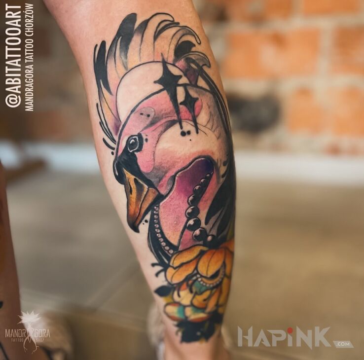 Tattoo Neotradycyjny łabędź in flowers motif and neo-traditional style on the calf