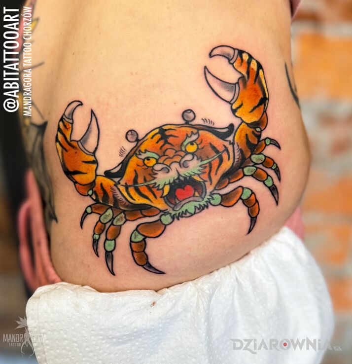 Tatuaż krab japoński w motywie demony i stylu japońskie / irezumi na biodrze