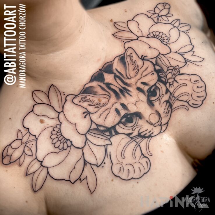 Tattoo Kot z kwiatami in black and gray motif and graphic / illustrative style on the chest