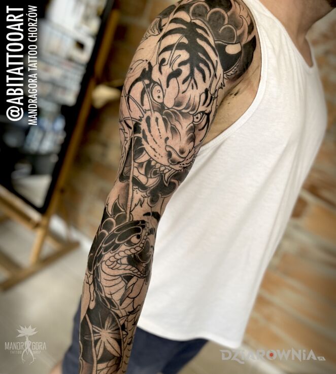 Tatuaż rękaw japoński z tygrysem w motywie czarno-szare i stylu japońskie / irezumi na ręce