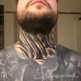Tatuaż Blackwork na klatce motyw: czarno-szare styl: blackwork / blackout