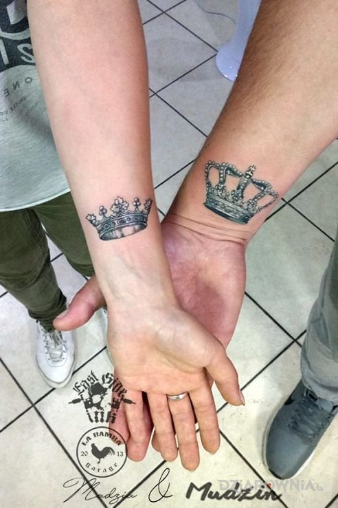Tatuaż korony w motywie miłosne na nadgarstku