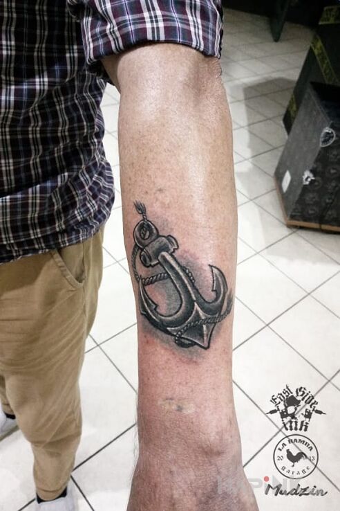 Tattoo Kotwica cover up in other motif on the forearm