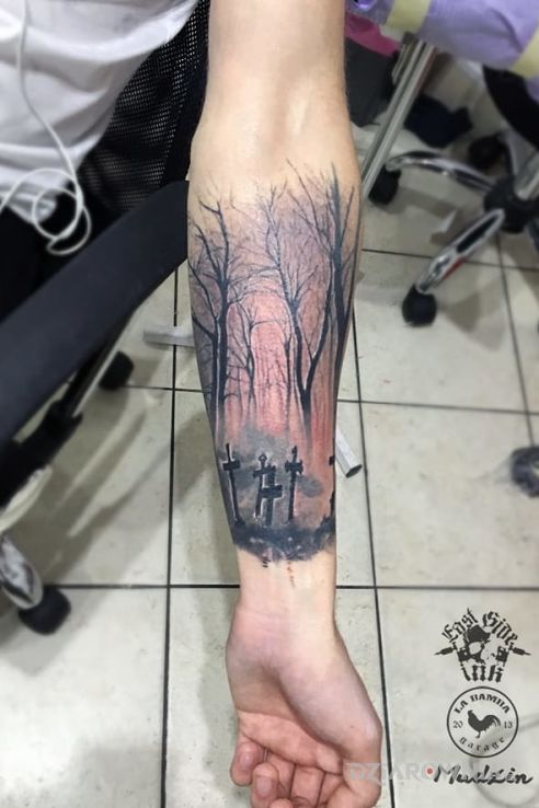 Tatuaż las w stylu realistyczne na przedramieniu