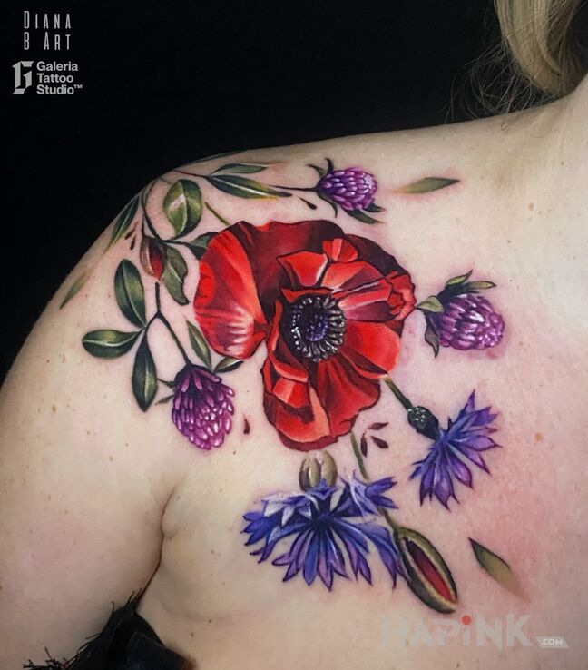 Tattoo Kwiaty polne in nature motif and realistic style on the collarbone
