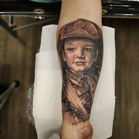 Tatuaż Portret na przedramieniu motyw: czarno-szare styl: realistyczne