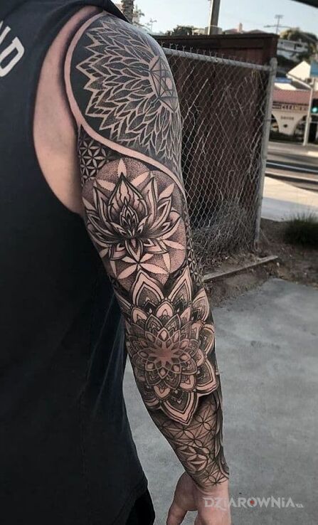 Tatuaż geometryczny raj w motywie czarno-szare i stylu geometryczne na ramieniu