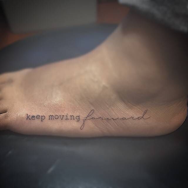 tatuaż napis na boku kobiecej stopy