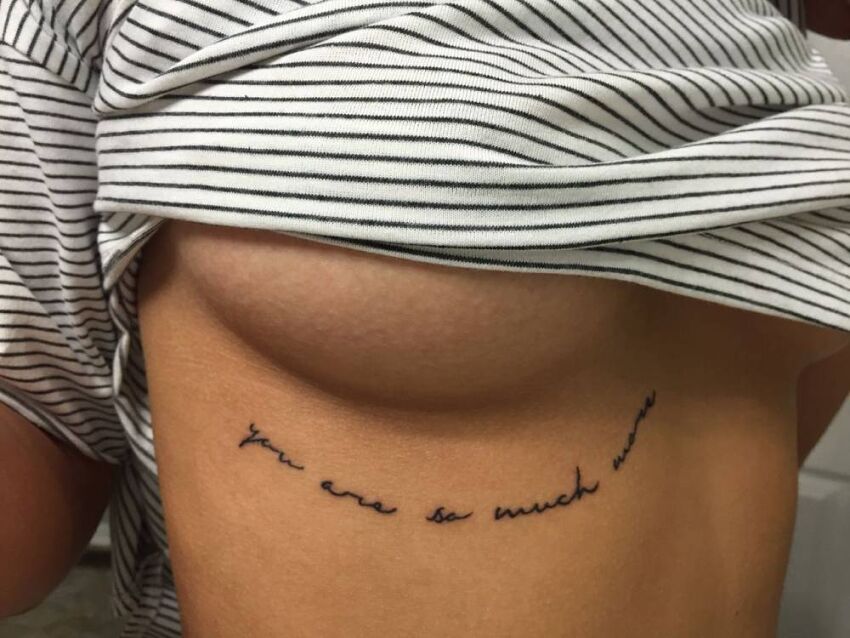 tatuaż napis pod piersiami underboob