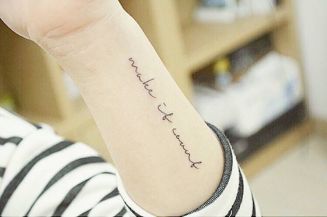 tatuaż napis na przedramieniu u dziewczyny