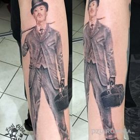 Tatuaż Watson Scherlock Holmes na przedramieniu motyw: postacie styl: realistyczne