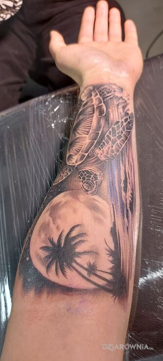 Tatuaż żółw morski ocean palmy plaża w motywie zwierzęta i stylu realistyczne na przedramieniu