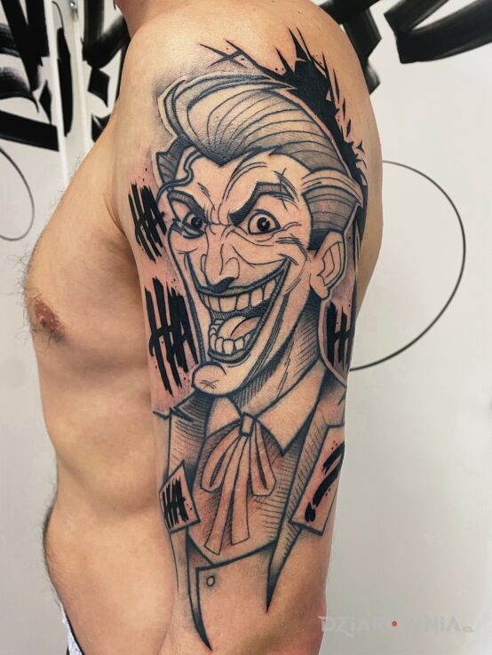 Tatuaż joker dc w motywie mroczne i stylu blackwork / blackout na ramieniu