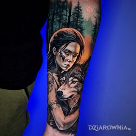 Tatuaż Kobieta z wilkiem na przedramieniu na ręce motyw: twarze styl: realistyczne