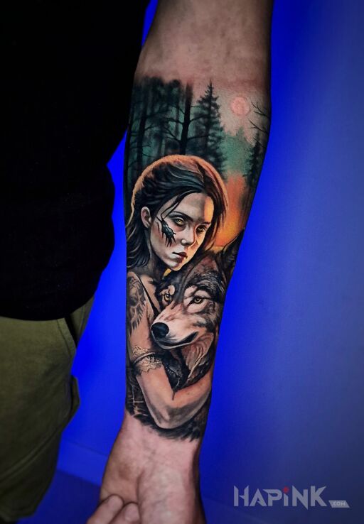Tattoo Kobieta z wilkiem na przedramieniu in characters motif and realistic style on the forearm