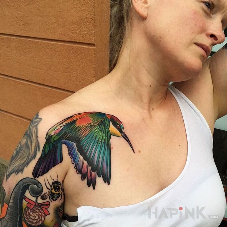 Tattoo Kolorowa ptaszek in animals motif and realistic style on the collarbone