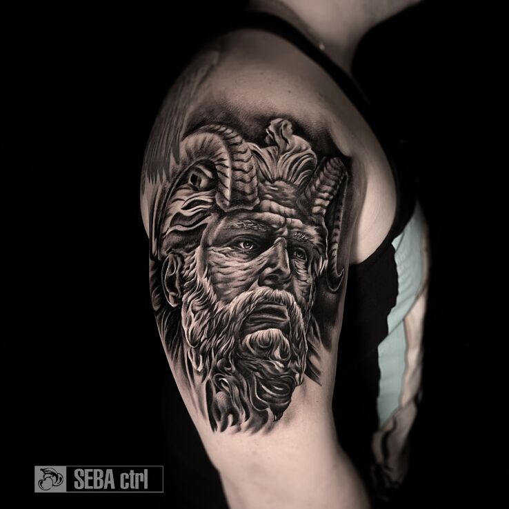 Tatuaż satyr w motywie natura i stylu realistyczne na ramieniu