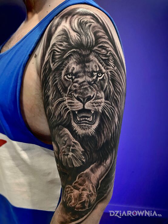 Tatuaż lew na ramieniu w motywie czaszki i stylu realistyczne na ramieniu